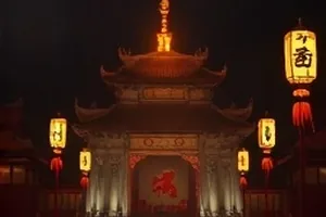《夜行电车》凌晨两点的空车厢与司机后视镜