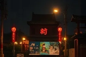 《镜湖纪事》清晨湖面倒映的远山与一叶小舟